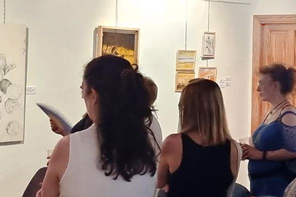 Beatriz Bertolín homenajea a la botánica  con obras cargadas de detalle y simbolismo