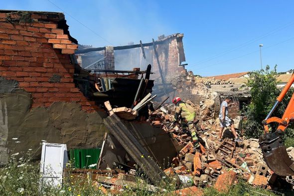 Los bomberos de la DPT en Alcañiz sofocan un incendio en un corral en Mas de las Matas