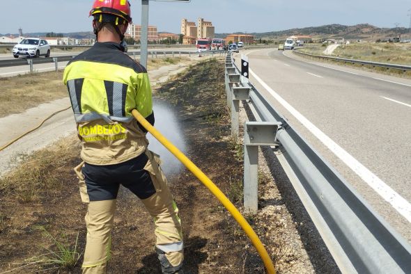 Los bomberos de la DPT apagan un fuego en la mediana de la A-23 a la altura de Calamocha