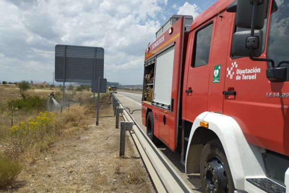 El reventón de una rueda provoca un pequeño incendio en la autovía en Calamocha