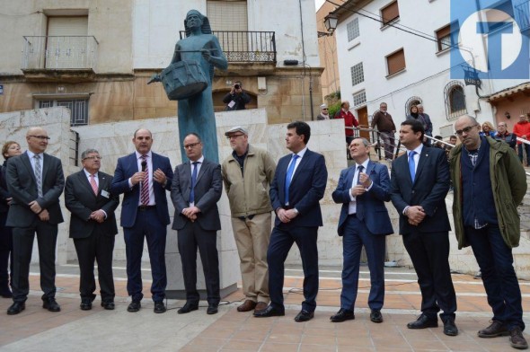 Una escultura homenajea al tamborilero de Alcañiz