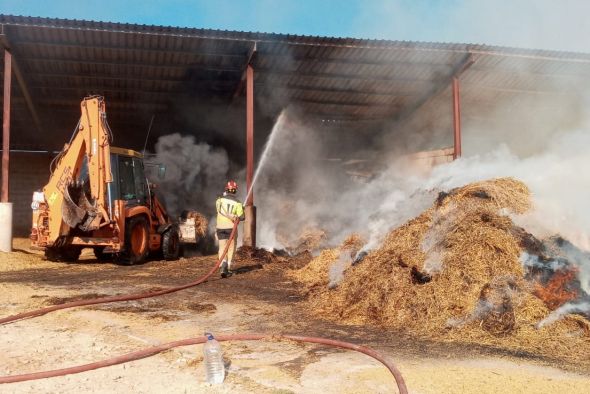 Incendio en una zona de almacenaje de paja y un edificio en una explotación agrícola de La Ginebrosa