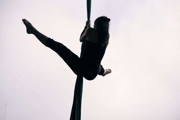 María Resa y el hipnótico arte de surcar los cielos suspendida de telas de colores