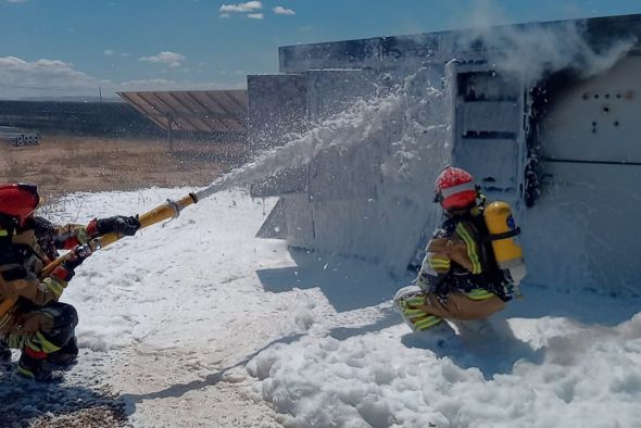 Los bomberos apagan un incendio en una planta de placas fotovoltaicas entre  Samper de Calanda y Castelnou