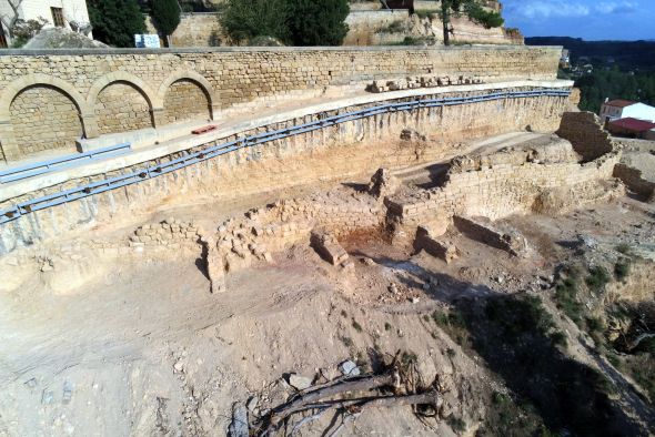 Los restos encontrados en el cerro de Pui Pinos se estudian en el Taller de Arqueología de Alcañiz