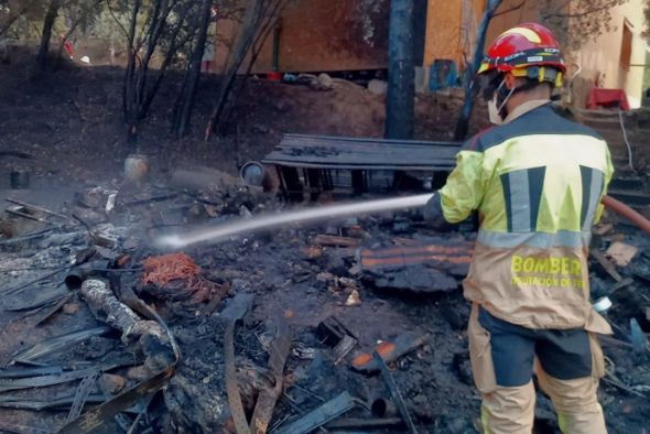 Los bomberos sofocan un incendio urbano-forestal en el centro de retiro espiritual de Monroyo