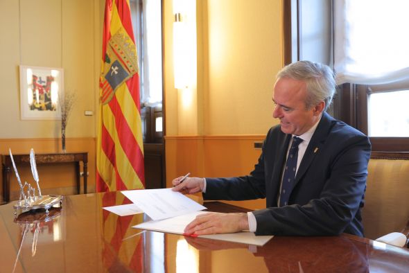 Azcón firma los decretos de nombramiento del nuevo Gobierno aragonés con diez consejeros, dos de ellos de Teruel