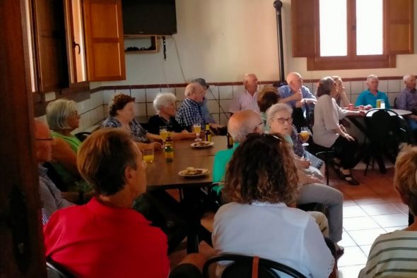 Los vecinos de más edad de Peracense comparten café, costumbres y recuerdos