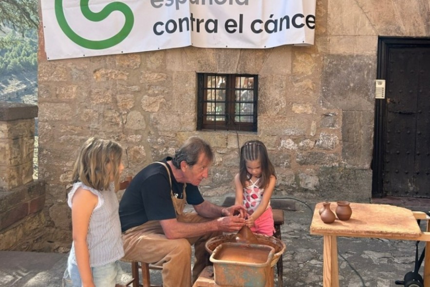 Doscientas personas manchan sus manos de barro para luchar contra el cáncer en Albarracín