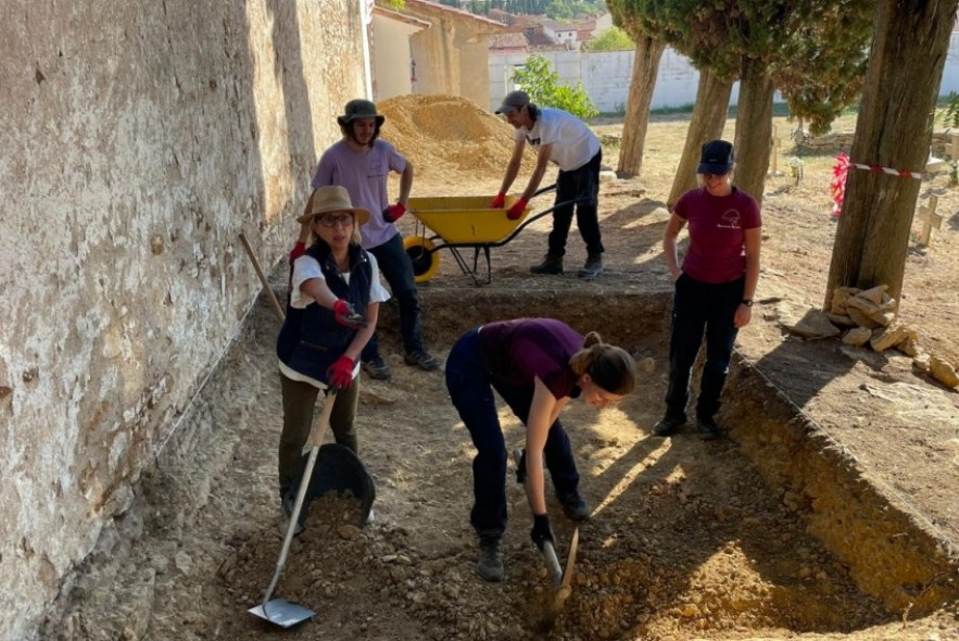 ArqueoAntro busca los restos de soldados franquistas en una fosa de La Iglesuela del Cid