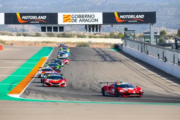 Bell y Meson se imponen en  la primera carrera de  las '4 Horas de Aragón'