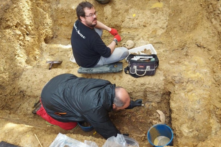 Exhumados dos cuerpos de la guerra civil en una fosa del cementerio de La Iglesuela del Cid