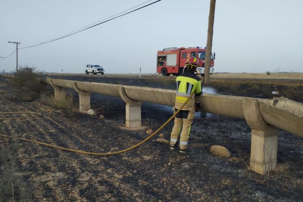 Los bomberos de Calamocha sofocan un incendio en la cuneta de la N-234