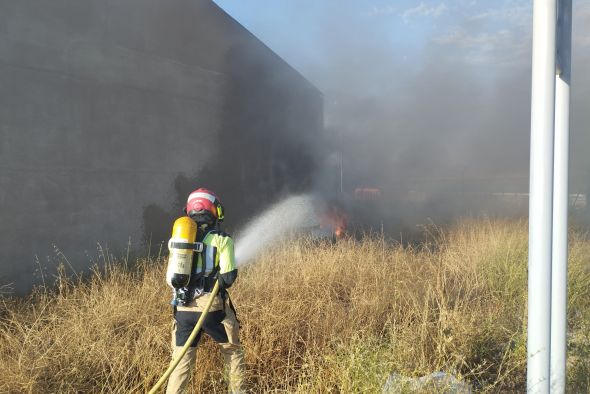 Los bomberos apagan un incendio de neumáticos de tractor junto a una nave agrícola en Monreal