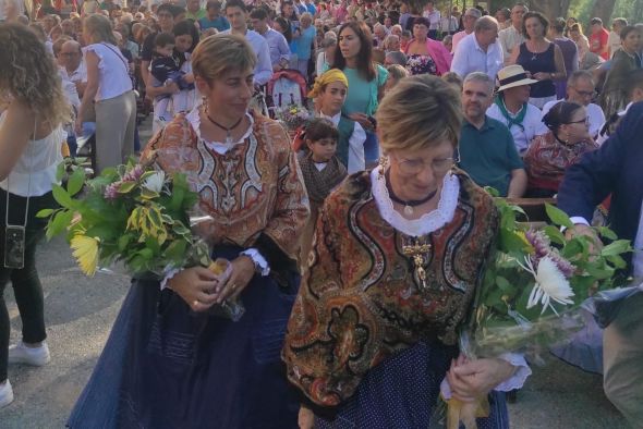 Participativa y colorida ofrenda a la Virgen de Pueyos en el día grande de Alcañiz