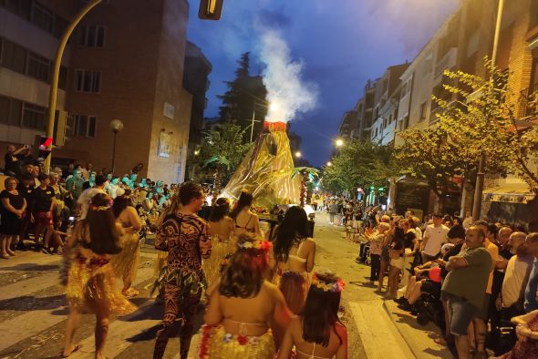 La imaginación y el humor corre a raudales en el popular desfile de carrozas de Alcañiz