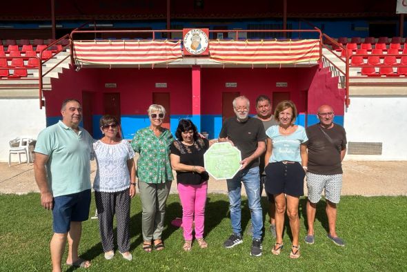 El campo de fútbol de Alcorisa, primer 'Espacio sin humo' de la AECC en Teruel