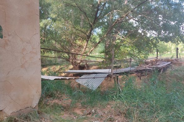 El puente de tablas, en las últimas: los vecinos de Villaspesa piden que se restaure este pintoresco paso sobre el río