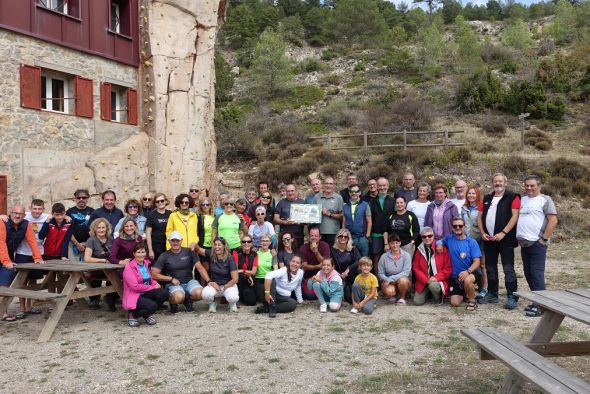 Montañistas aragoneses y valencianos  se hermanan en Javalambre