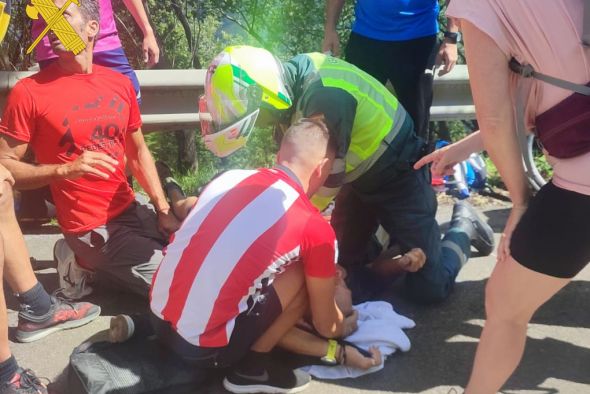 Un guardia civil de Teruel auxilia a un aficionado que sufrió un infarto mientras presenciaba una etapa de la Vuelta en Asturias