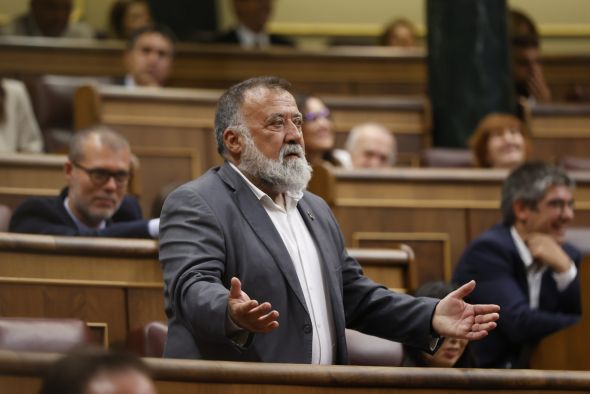 El diputado del PSOE por Teruel Herminio Sancho vota por error ”sí” a Feijóo y el voto es corregido al haberse pronunciado mal su apellido