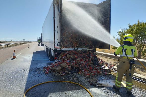 Bomberos de la DPT sofocan el incendio de un camión en la A-23