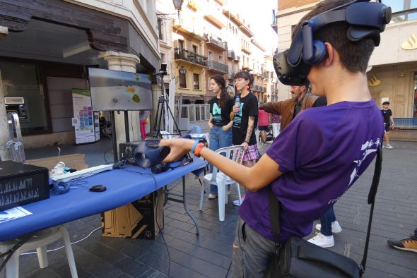 La ciencia que se hace en Teruel se visibiliza en la plaza del Torico con talleres prácticos