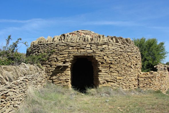La técnica constructiva de la piedra seca se enseñará en Alcaine con la Diputación