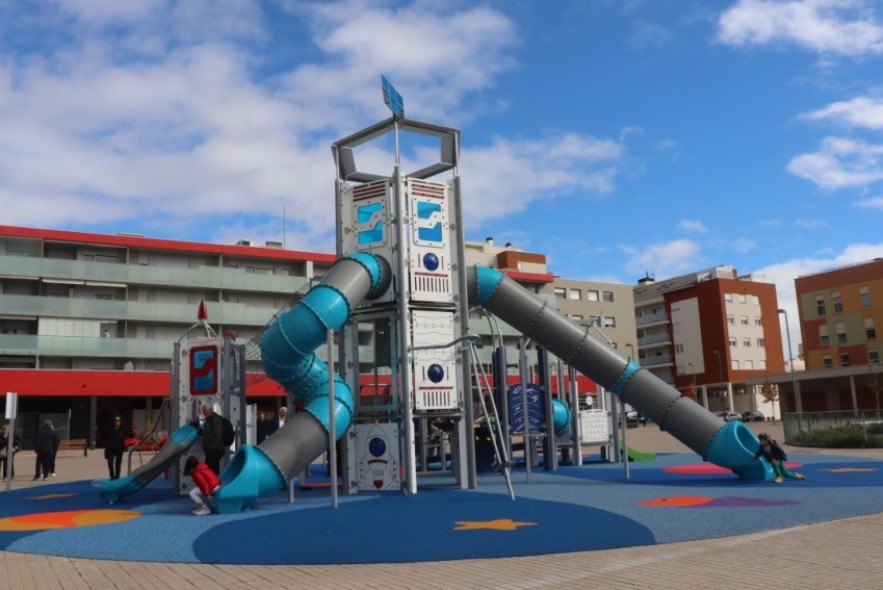 Una nave espacial de siete metros de altura “aterriza” en la plaza de la Cultura de Teruel