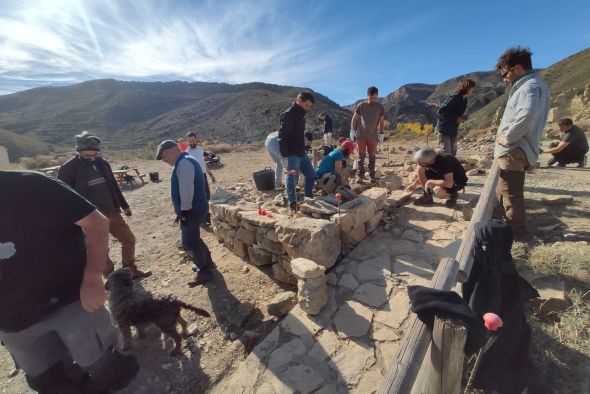 Alcaine demuestra que construir en piedra seca no es sencillo, pero sí muy enriquecedor