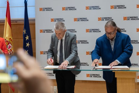 Gobierno de Aragón y representantes de los grupos de trabajo firman el convenio de los Leader