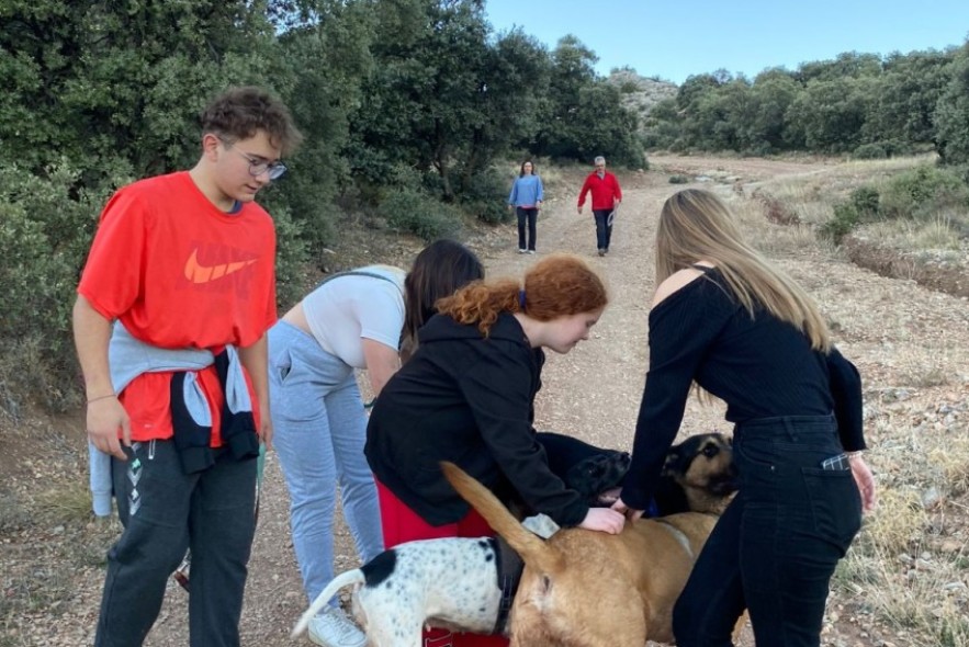 Los voluntarios del programa Inquietos realizan su primera salida con los perros