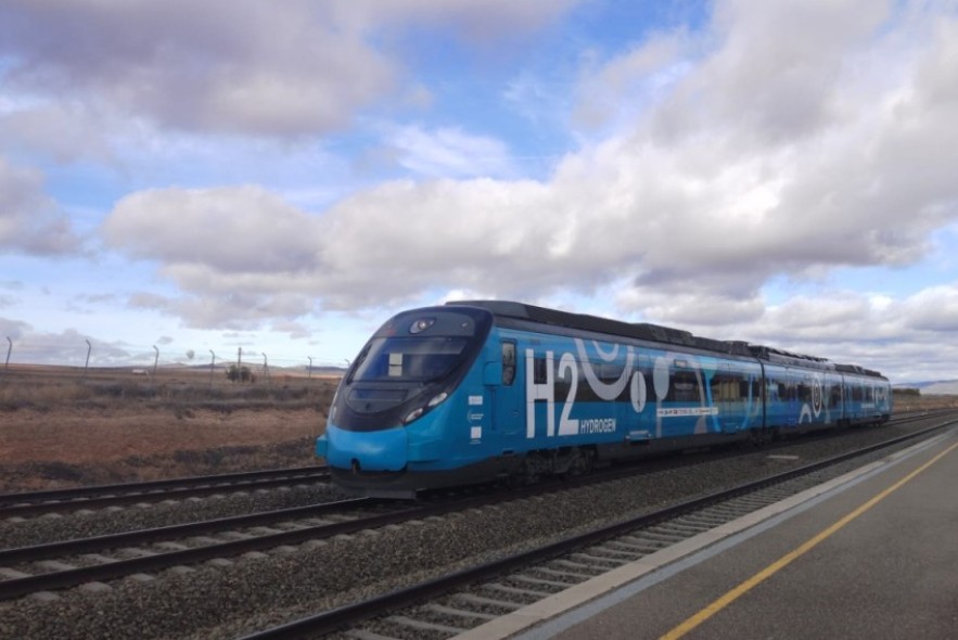 El primer tren de hidrógeno circula en pruebas por la línea ferroviaria de Teruel