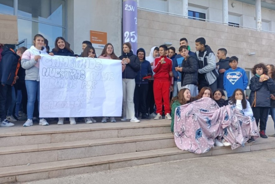 Los estudiantes del IES de Mora protestan por la falta de calefacción en el centro