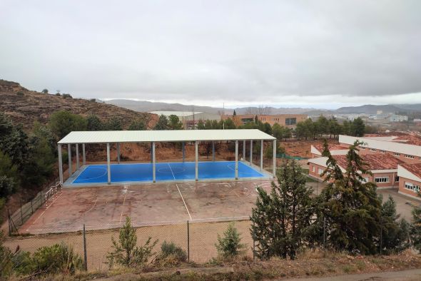 El colegio de Alcorisa ya tiene una de sus dos pistas cubierta para salir al recreo sin sufrir la inclemencia del tiempo