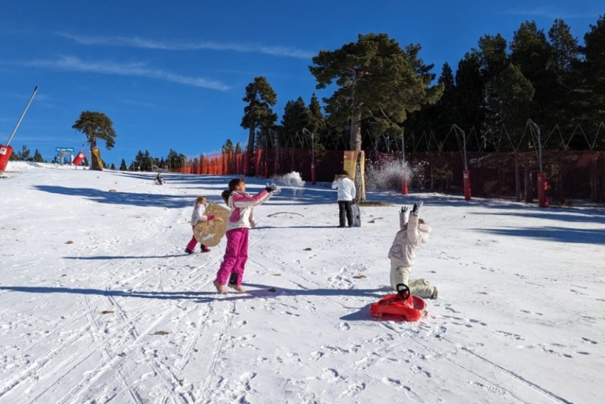 Un sol radiante y buena nieve reciben a los visitantes el día de apertura  de la estación de Valdelinares