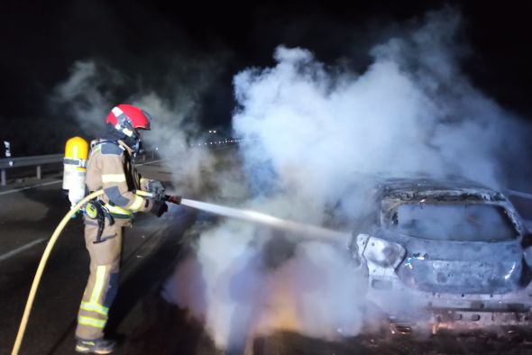 Los bomberos sofocan el incendio de un coche en la A-23