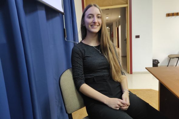 Leticia Gómez, alumna de Ingeniería Electrónica y Automática de la EUPT, propone cargar el coche eléctrico con energía solar