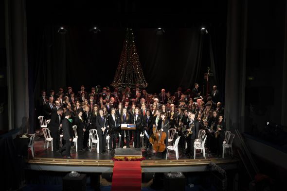 La Banda de Música llena el Teatro Marín con su show ‘¡Vaya lío de Navidad!’
