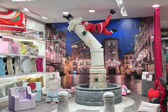 El Papá Noel que derriba el Torico de Gervasio Decoración gana el concurso de escaparatismo de la ciudad