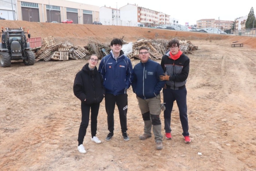 Los quintos de Calamocha preparan la tradicional hoguera para la noche de Reyes