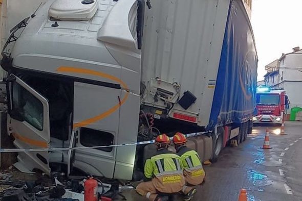 Un camión se empotra contra una vivienda que no estaba ocupada en la travesía de Híjar