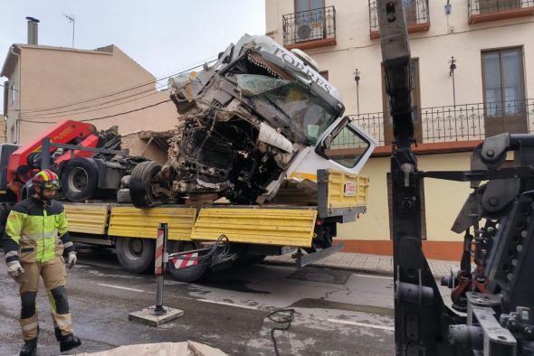 La travesía de Híjar vuelve a la normalidad tras un espectacular accidente de camión saldado sin daños personales