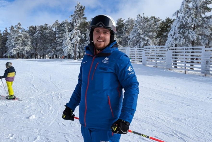 Adrián Roche, monitor de esquí y de snow en la estación de Valdelinares: “En Teruel no hay mucha cultura de esquí, está muy bien fomentar este deporte entre los niños”