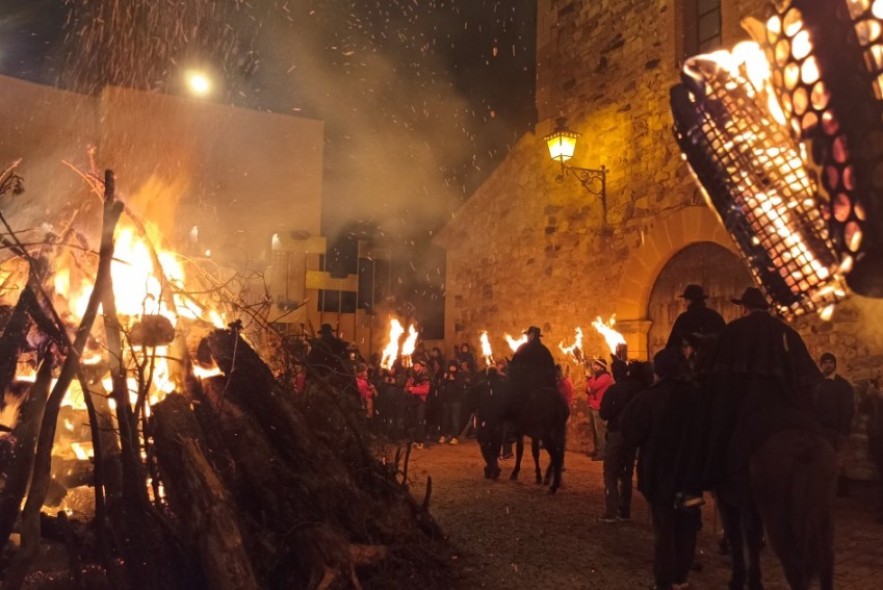 La fiesta del fuego de la Santa Encamisada de Estercuel ilumina y purifica todos los rincones