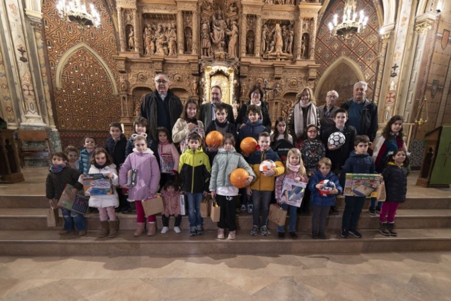Regalos para una veintena de niñas y niños que visitaron el belén de San Pedro