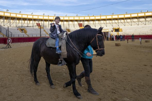 Los participantes en las Bodas de Isabel de Segura practican sus papeles a caballo