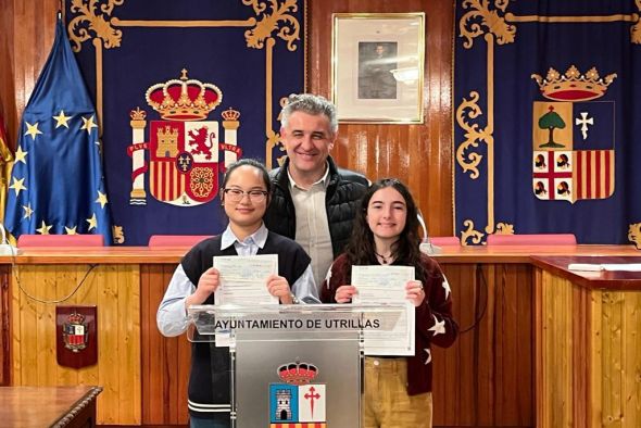 El Ayuntamiento de Utrillas entrega dos becas de 900 euros a sus mejores estudiantes