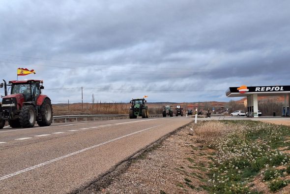 Nueve columnas de tractores se dirigen hacia Teruel y hay problemas para circular en Caminreal y Calamocha