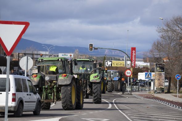 Los tractores finalizan marcha en La Paz y dos columnas están operativas en Monreal del Campo e Híjar